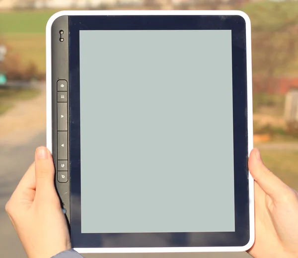 Női kéz kezében egy tabletta érintse számítógép szerkentyű izolált képernyőn — Stock Fotó
