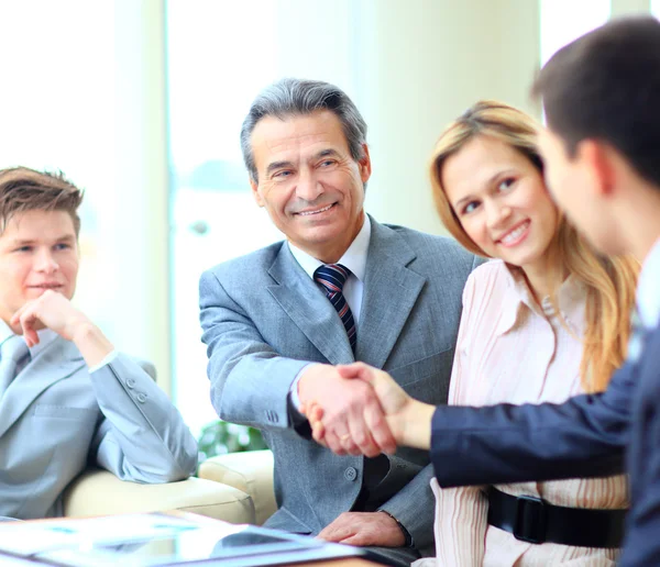 Zakenmensen schudden elkaar de hand, ronden een vergadering af — Stockfoto