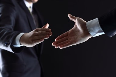 İş adamları el sıkışıyor, toplantıyı bitiriyor.