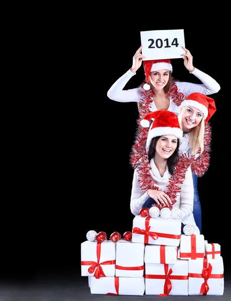 Chicas con un regalo de año nuevo sobre un fondo oscuro — Foto de Stock