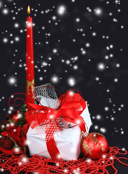 Regalo di Natale con fiocco palle rosse — Foto Stock