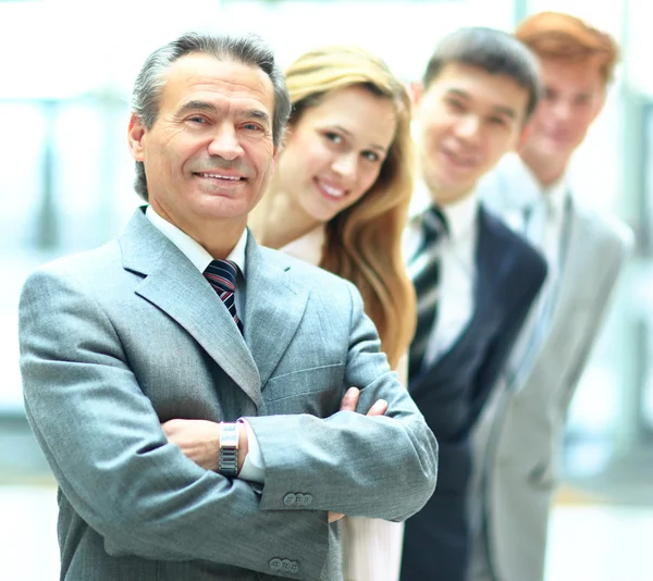 Groep zakenmensen met bedrijfsleider op de voorgrond — Stockfoto