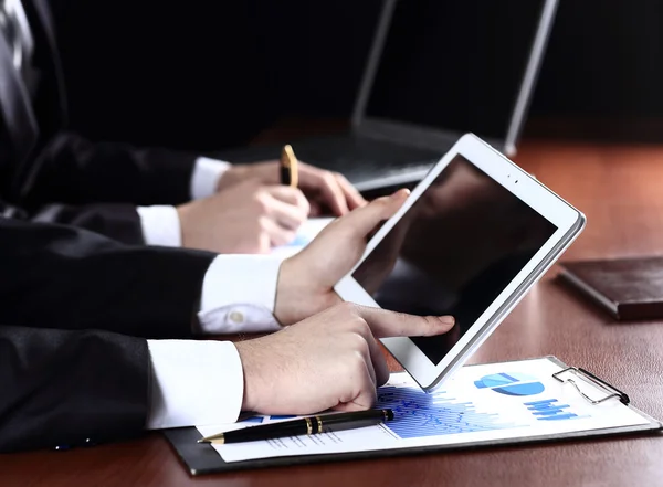 Homem segurando tablet digital, close-up — Fotografia de Stock