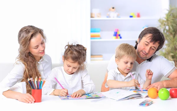 Portrét radostné rodiny s notebookem sedět doma na pohovce — Stock fotografie