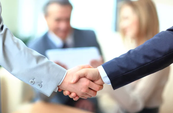 Gente de negocios dándose la mano, terminando una reunión —  Fotos de Stock