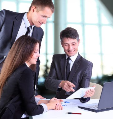 onların iş projede birlikte ofiste çalışan iş takım