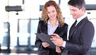 onların iş projede birlikte ofiste çalışan iş takım