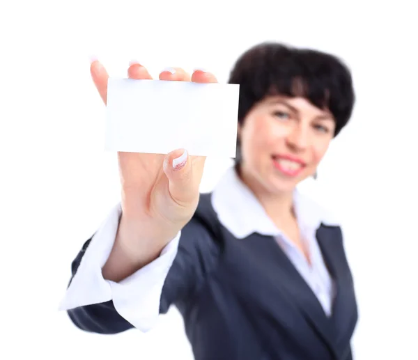 Retrato de mujer de negocios sonriente dando tarjeta de visita en blanco —  Fotos de Stock