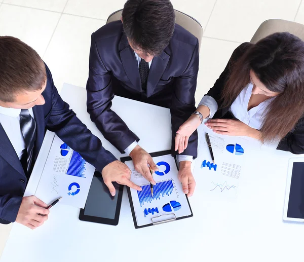 Vänliga företag team har möte i office — Stockfoto