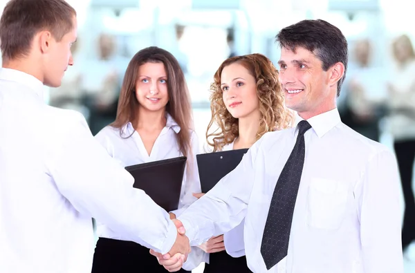 Gente de negocios dándose la mano, terminando una reunión — Foto de Stock