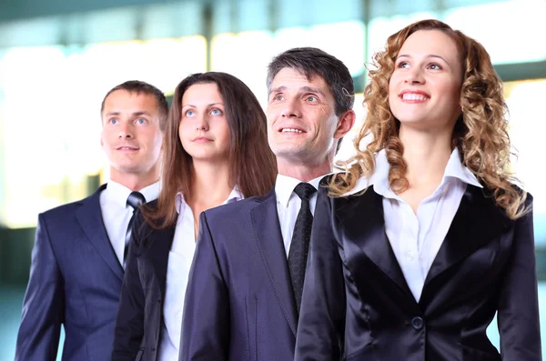 Grupp av vänliga affärsmän med lycklig kvinnlig ledare framför — Stockfoto