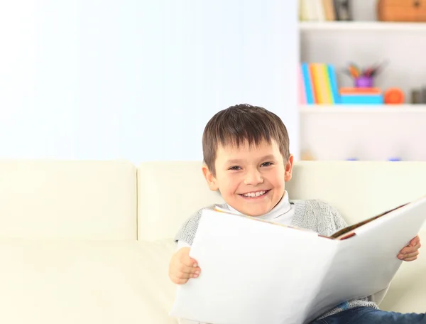 Boy sta leggendo un libro a casa — Foto Stock