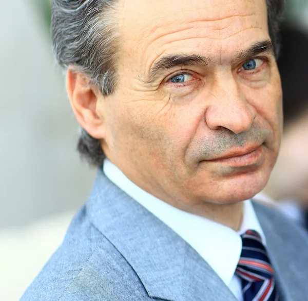 Retrato de un hombre de negocios guapo sonriente — Foto de Stock