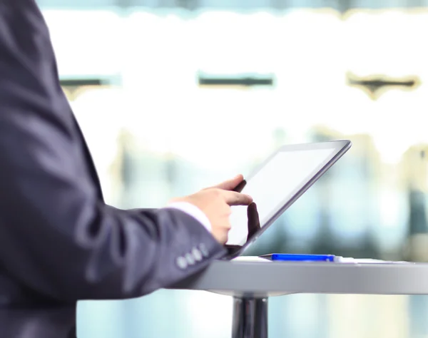 Toccando a mano il moderno tablet digitale sul posto di lavoro. — Foto Stock