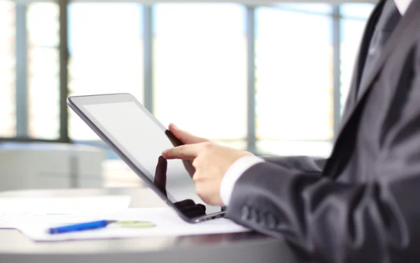 Man som håller digital tablett, närbild — Stockfoto