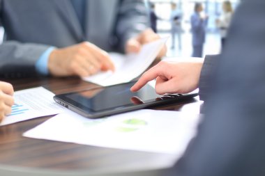 iş arkadaşları birlikte çalışan ve dijital tablet kullanma