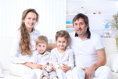 Güzel, mutlu bir aile, beyaz bir arka planda izole edilmiş.