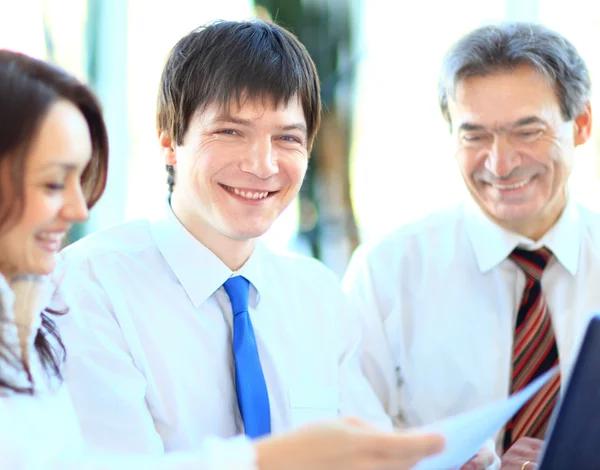 Geschäftsteam arbeitet zusammen, um bessere Ergebnisse zu erzielen — Stockfoto