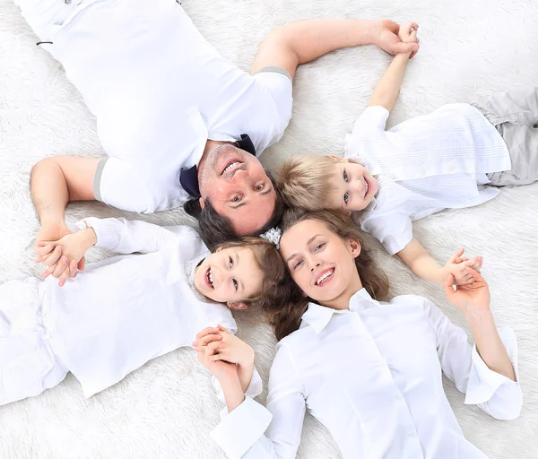 Güzel, mutlu bir aile, beyaz bir arka planda izole edilmiş. — Stok fotoğraf