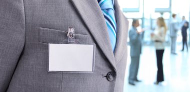mens gövde üzerinde beyaz boş rozeti