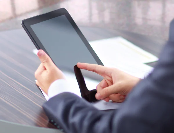 İş yerindeki modern dijital tablet bilgisayarına elle dokunmak. — Stok fotoğraf