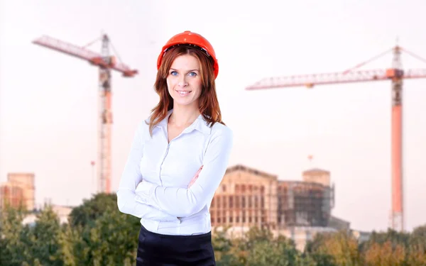 Mujer de negocios exitosa buscando confiado y sonriente — Foto de Stock