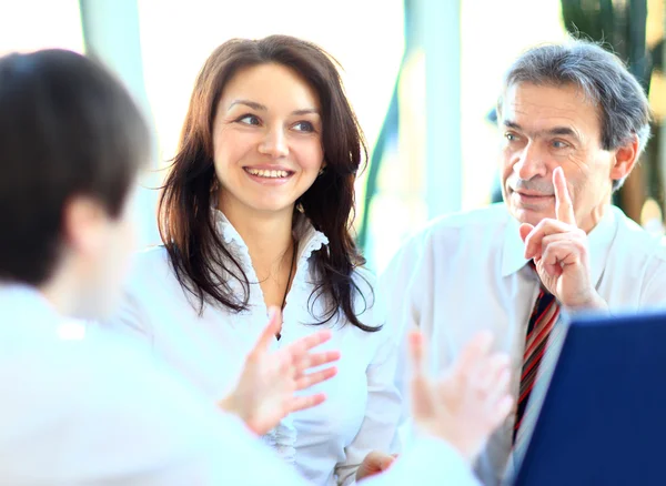 Geschäftsteam arbeitet zusammen, um bessere Ergebnisse zu erzielen — Stockfoto