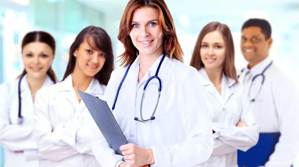 Portrait of group of smiling hospital colleagues standing together — Stock Photo, Image