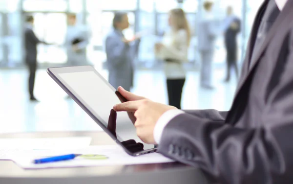 Uomo in possesso di tablet digitale, primo piano — Foto Stock