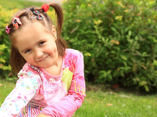 Schattig klein meisje op de weide in de zomerdag — Stockfoto