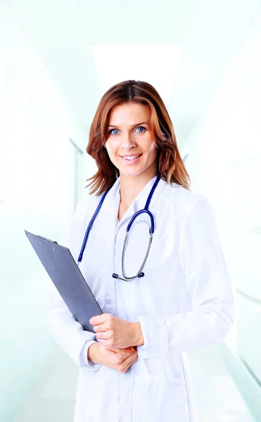 Усміхнена медична жінка лікар в лікарні — стокове фото
