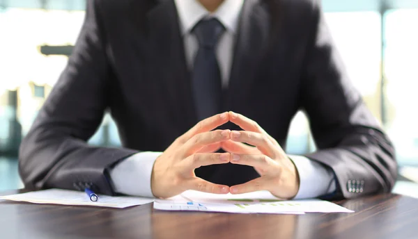 Geschäftsmann arbeitet im Büro mit Dokumenten — Stockfoto