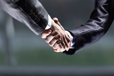 Yakın çekim iş adamları el sallayarak onların ortaklık onaylamak için