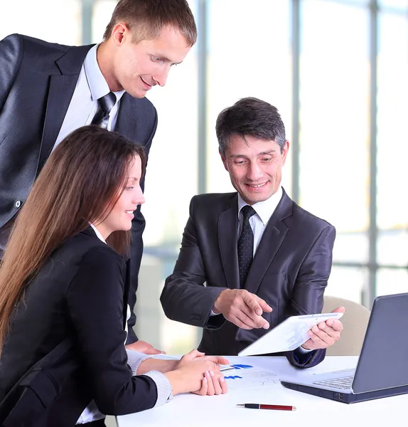 Business team che lavorano insieme al loro progetto aziendale in ufficio — Foto Stock