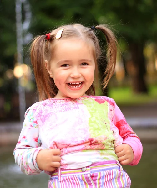 Schattig klein meisje op de weide in de zomerdag — Stockfoto