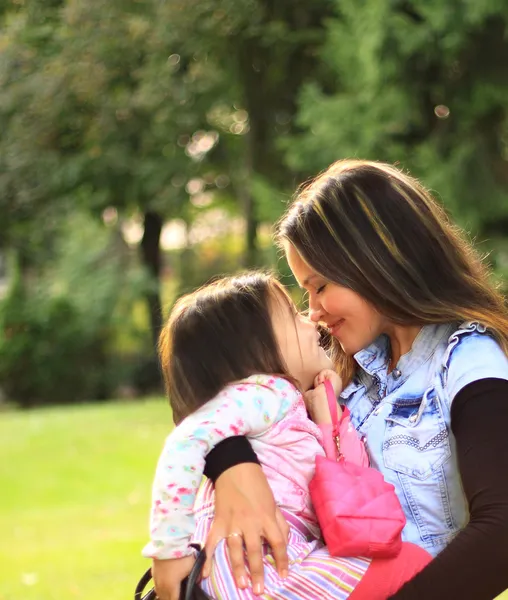 Smiling mother and little daughter on nature. Happy people outdoors — Stock Photo, Image