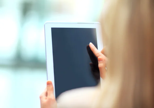 Primer plano de la mujer de negocios que trabaja con touchpad en la oficina — Foto de Stock