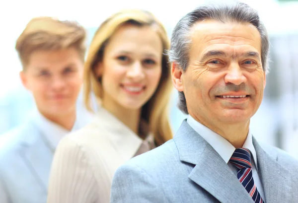 Retrato de grupo de un equipo profesional de negocios mirando con confianza a la cámara — Foto de Stock