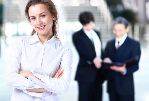 Femme d'affaires avec un look positif et sourire joyeux posant pour la caméra Images De Stock Libres De Droits