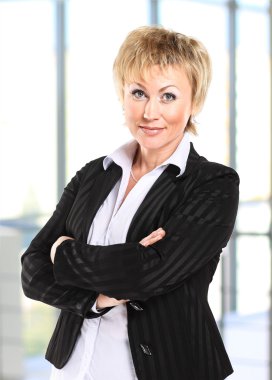 Ofiste fotokopi alanı olan modern iş kadını.