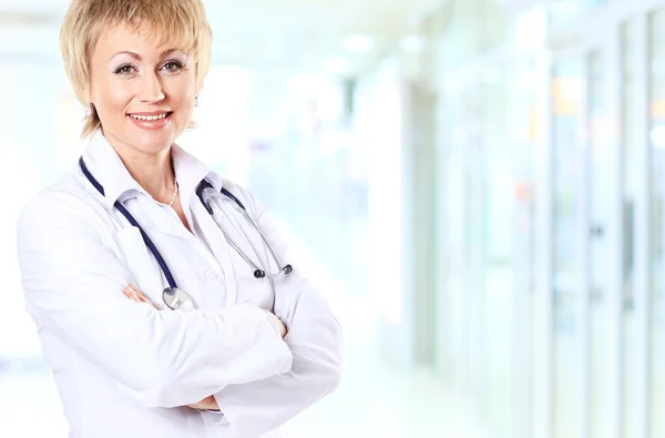 Sonriente médico mujer con estetoscopio. —  Fotos de Stock