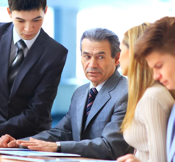 Equipo empresarial trabajando juntos en su proyecto empresarial en la oficina — Foto de Stock