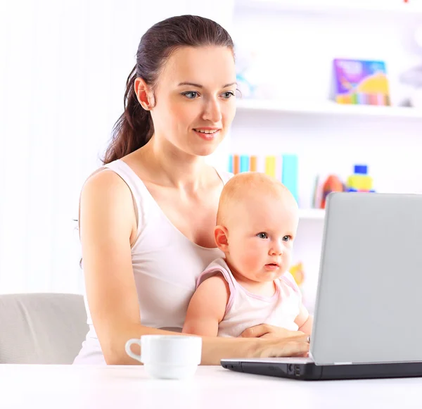 Mutter und Tochter nutzen Laptop zu Hause — Stockfoto