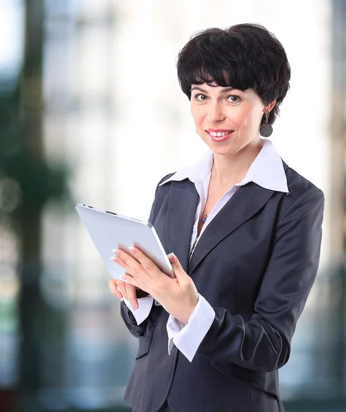 Femme d'affaires utilisant onglet électronique — Photo