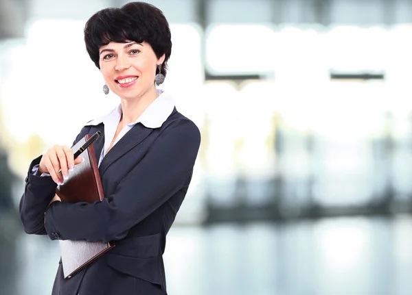 Erfolgreiche Geschäftsfrau sieht selbstbewusst und lächelnd aus — Stockfoto