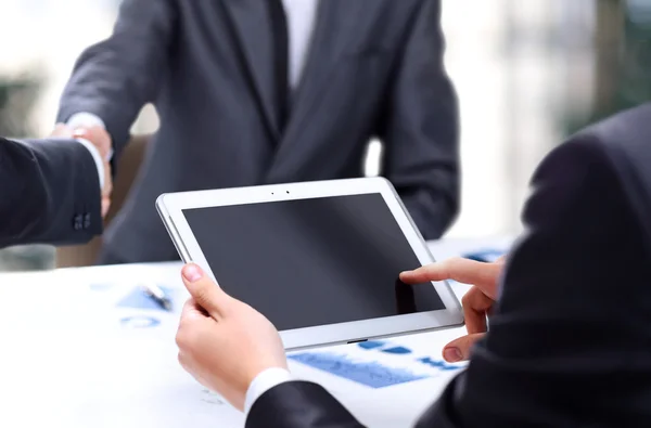 Close-up van een moderne zakelijke team tablet pc gebruiken om te werken — Stockfoto