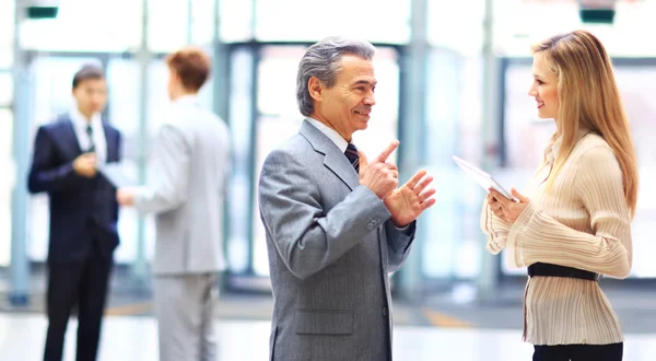 Business team che lavorano insieme al loro progetto aziendale in ufficio — Foto Stock