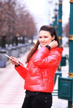 sokakta yürüyen güzel bir kız.