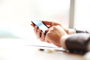 genç işadamı modern cihazlar, cep telefonu ile çalışma.