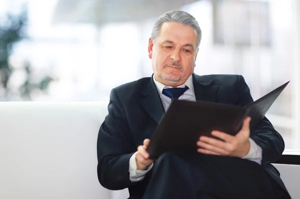 Schöner Geschäftsmann sitzt auf dem Sofa im Büro — Stockfoto